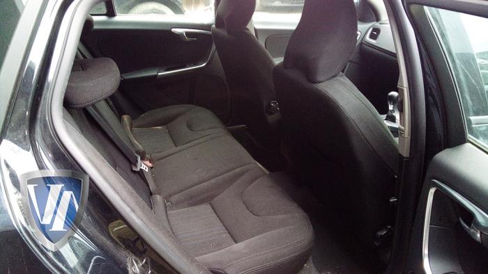 Volvo V60 I 2.0 D3 20V Schrottauto (2012, Metallic, Schwarz)