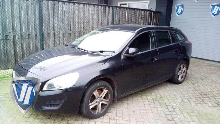 Volvo V60 I 2.0 D3 20V Schrottauto (2012, Metallic, Schwarz)