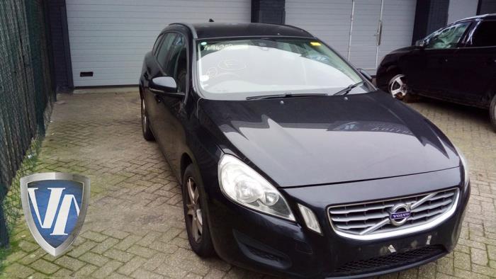 Volvo V60 I 2.0 D3 20V Schrottauto (2012, Metallic, Schwarz)