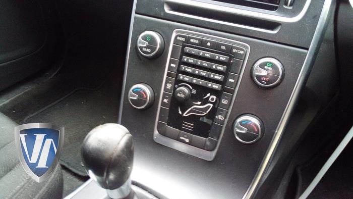 Volvo V60 I 2.0 D3 20V Schrottauto (2012, Metallic, Schwarz)