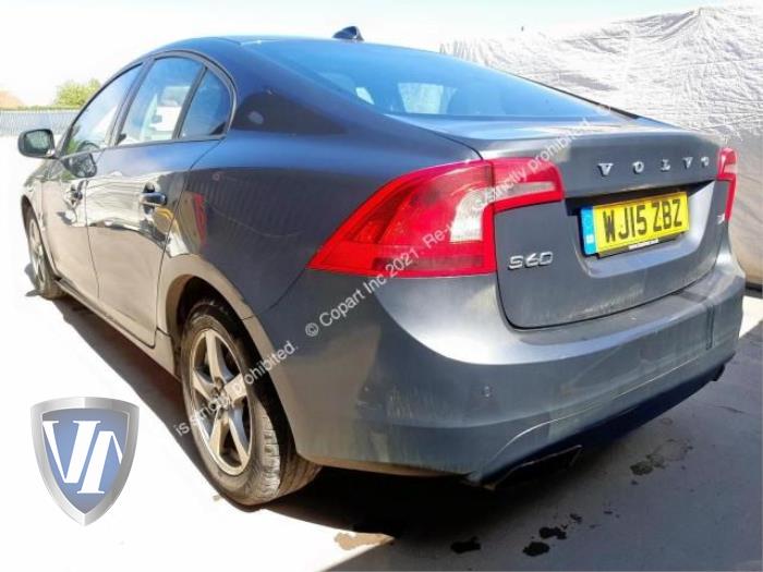 Volvo S60 II 2.0 D4 16V Épave (2016, Gris)