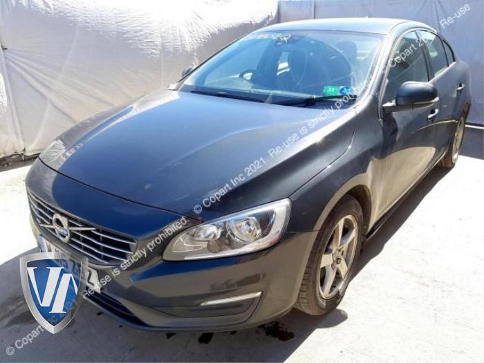 Volvo S60 II 2.0 D4 16V Épave (2016, Gris)