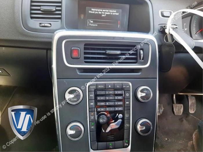 Volvo S60 II 2.0 D4 16V Épave (2016, Gris)