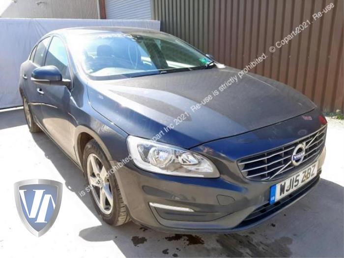 Volvo S60 II 2.0 D4 16V Épave (2016, Gris)