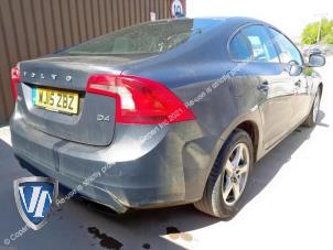 Volvo S60 II 2.0 D4 16V Épave (2016, Gris)
