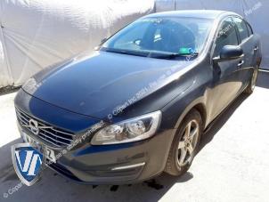 Volvo S60 II 2.0 D4 16V Épave (2016, Gris)
