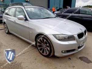 BMW 3 serie Touring 320i 16V Vehículo de desguace (2010, Plateado)