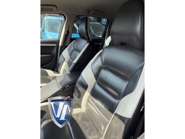 Volvo V70 2.4 D5 20V 205 Vehículo de desguace (2011, Negro, Azul zafiro, Zafiro negro)
