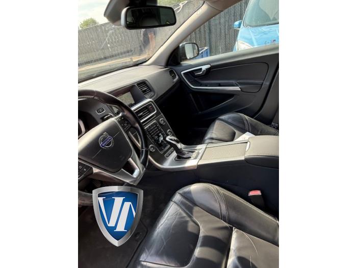 Volvo V60 I 2.4 D6 20V Plug-in Hybrid AWD Vehículo de desguace (2014, Negro, Azul zafiro, Zafiro negro)