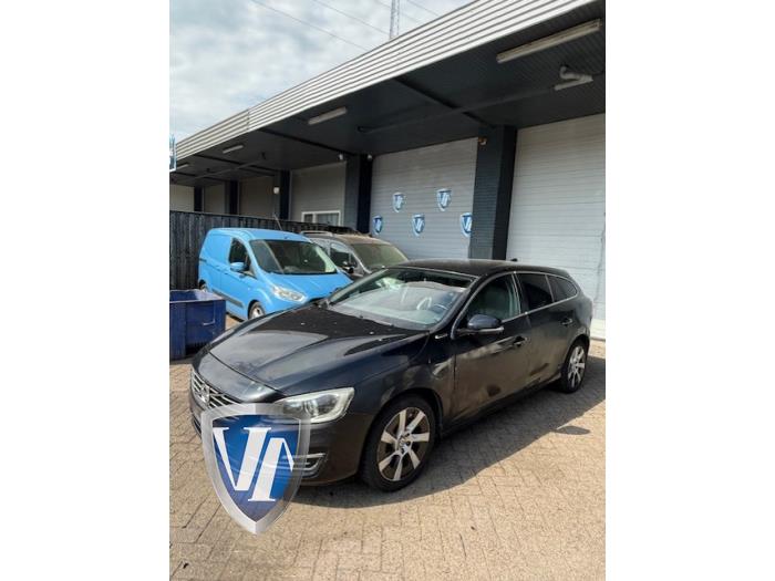Volvo V60 I 2.4 D6 20V Plug-in Hybrid AWD Vehículo de desguace (2014, Negro, Azul zafiro, Zafiro negro)