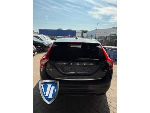 Volvo V60 I 2.4 D6 20V Plug-in Hybrid AWD Vehículo de desguace (2014, Negro, Azul zafiro, Zafiro negro)