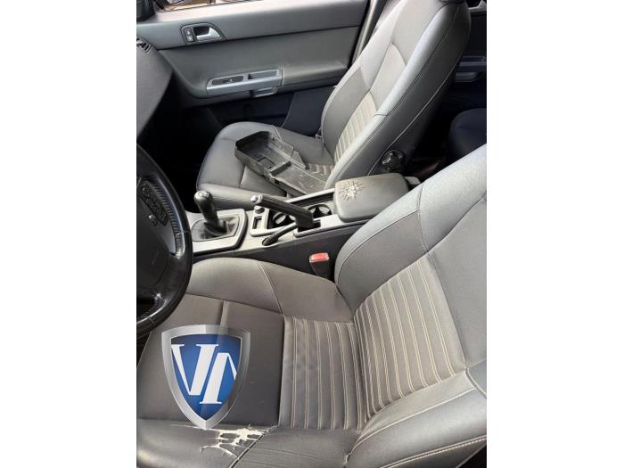Volvo V50 1.8 16V Vehículo de desguace (2009, Metálico, Negro, Azul zafiro, Zafiro negro)