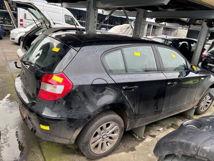BMW 1 serie 118i 16V Skrotfordon (2006, ZWART)