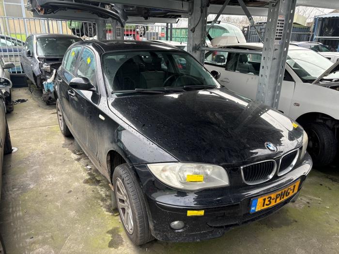 BMW 1 serie 118i 16V Skrotfordon (2006, ZWART)