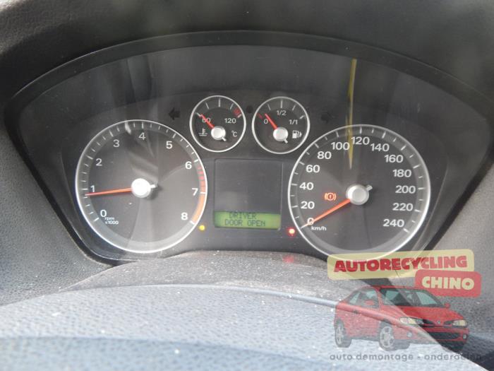 Ford Focus 2 Wagon 1.6 16V Épave (2005, Gris)