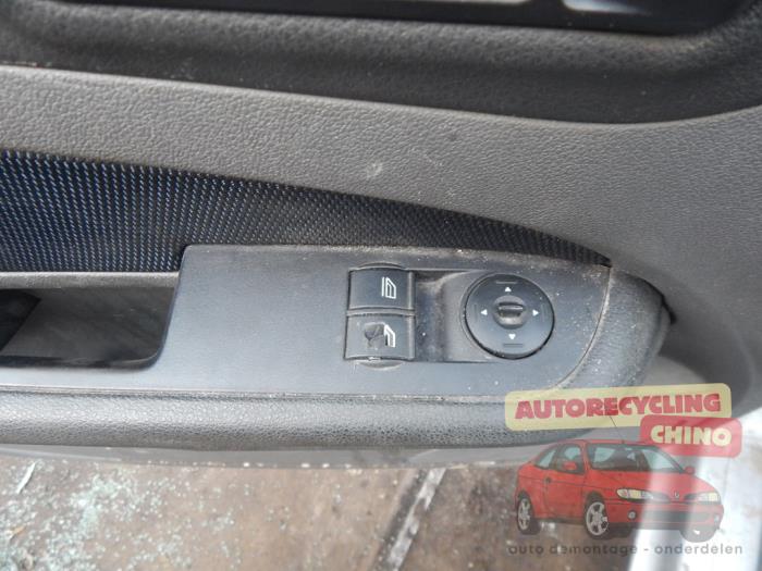 Ford Focus 2 Wagon 1.6 16V Épave (2005, Gris)