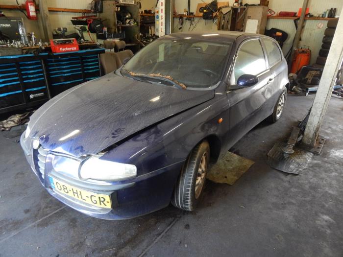 Alfa Romeo 147 1.6 Twin Spark 16V Vehículo de desguace (2001, Azul)