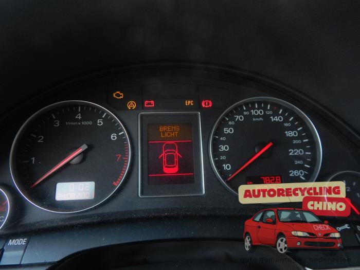 Audi A4 Avant 2.0 20V Épave (2002, Noir)