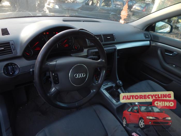 Audi A4 Avant 2.0 20V Épave (2002, Noir)
