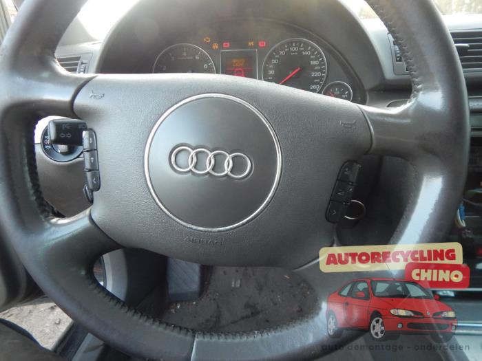 Audi A4 Avant 2.0 20V Épave (2002, Noir)