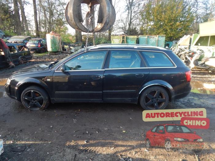 Audi A4 Avant 2.0 20V Épave (2002, Noir)