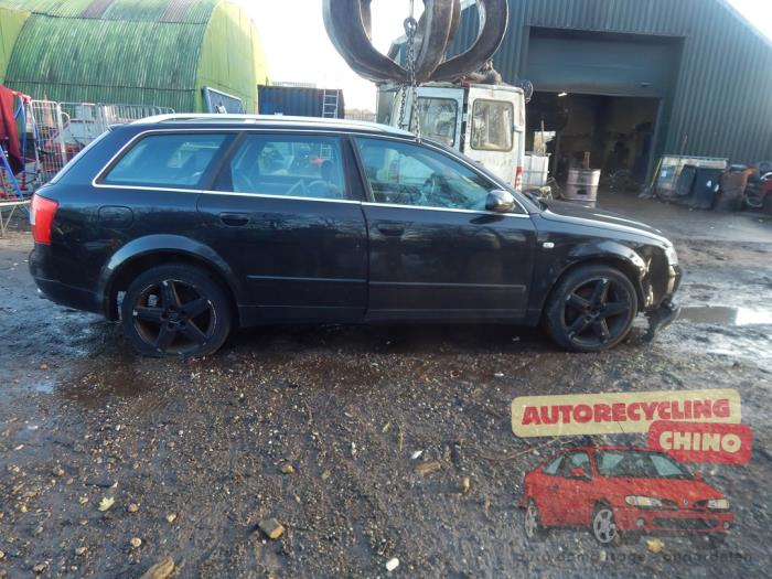Audi A4 Avant 2.0 20V Épave (2002, Noir)