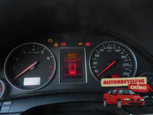 Audi A4 Avant 2.0 20V Épave (2002, Noir)