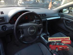 Audi A4 Avant 2.0 20V Épave (2002, Noir)