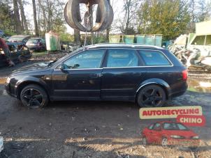 Audi A4 Avant 2.0 20V Épave (2002, Noir)
