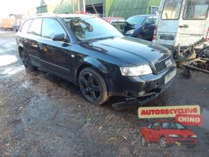 Audi A4 Avant 2.0 20V Épave (2002, Noir)