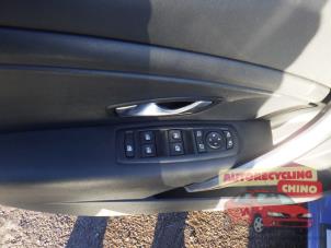 Renault Megane III Berline 1.4 16V TCe 130 Samochód złomowany (2010, Metalik, Niebieski)