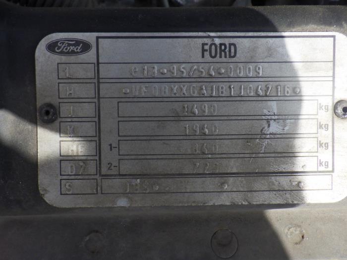 Ford Fiesta 4 1.8 Di Schrottauto (2001, Schwarz)