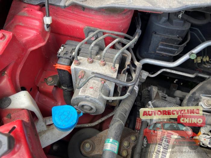 Suzuki Swift 1.3 VVT 16V Épave (2005, Rouge)