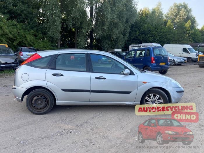 Ford Focus 1 1.6 16V Épave (2002, Gris)