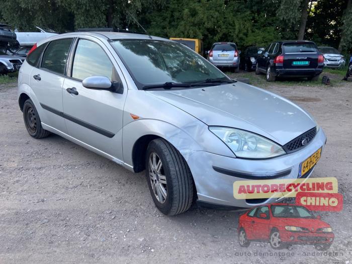 Ford Focus 1 1.6 16V Épave (2002, Gris)