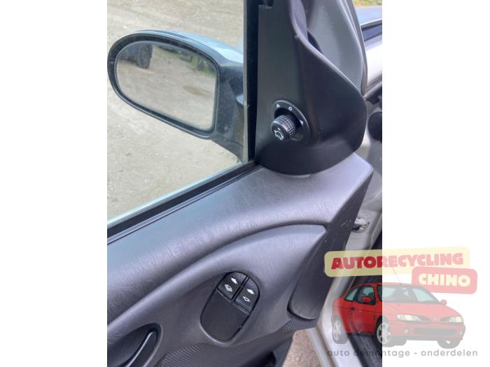 Ford Focus 1 1.6 16V Épave (2002, Gris)