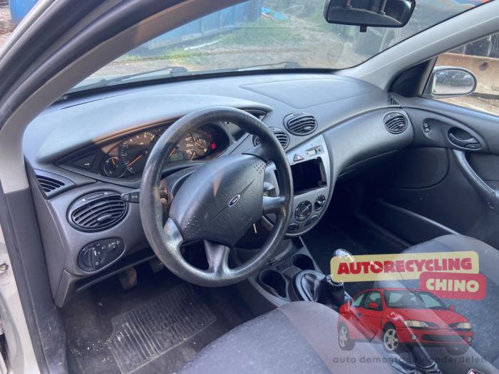 Ford Focus 1 1.6 16V Épave (2002, Gris)