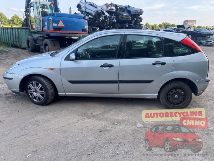 Ford Focus 1 1.6 16V Épave (2002, Gris)