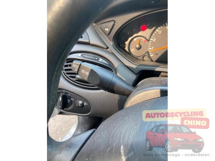 Ford Focus 1 1.6 16V Épave (2002, Gris)
