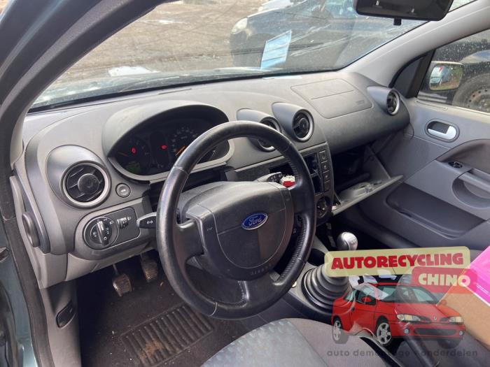 Ford Fiesta 5 1.4 16V Épave (2002, Vert)