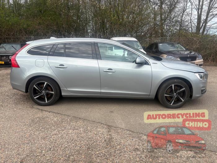 Volvo V60 I 2.4 D6 20V Plug-in Hybrid AWD Schrottauto (2013, Grau)