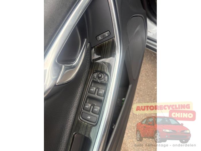 Volvo V60 I 2.4 D6 20V Plug-in Hybrid AWD Schrottauto (2013, Grau)