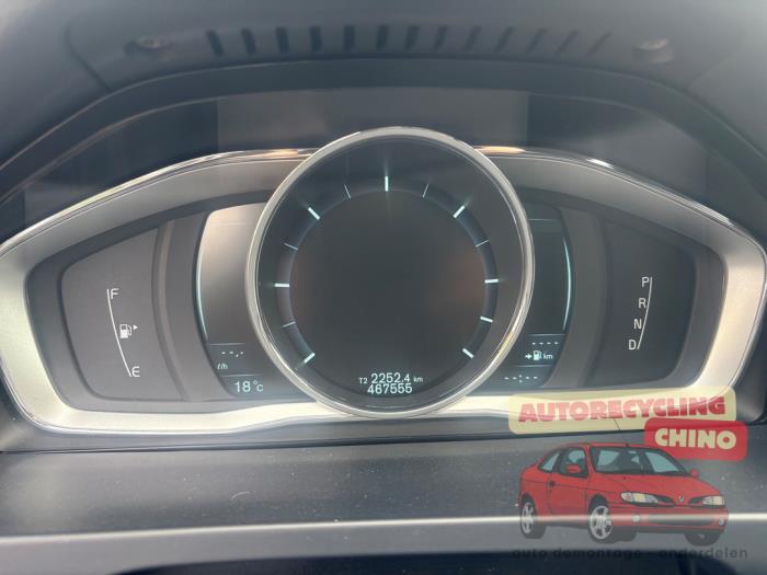 Volvo V60 I 2.4 D6 20V Plug-in Hybrid AWD Schrottauto (2013, Grau)