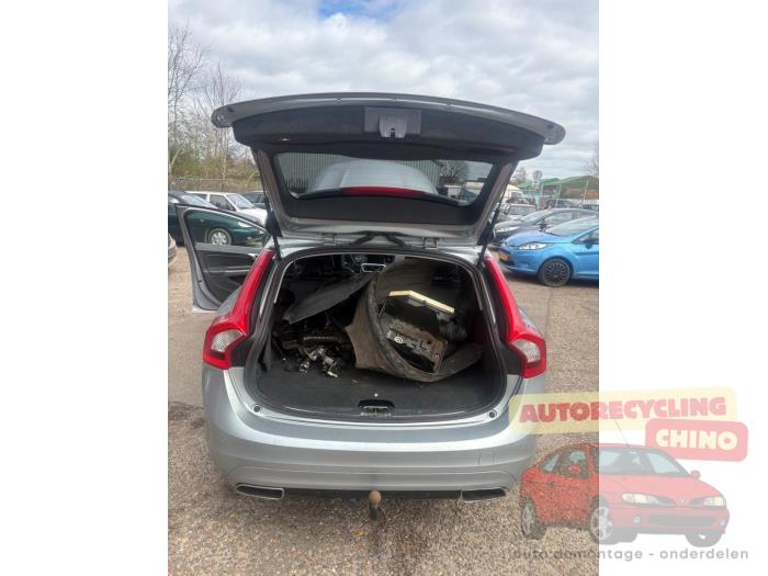 Volvo V60 I 2.4 D6 20V Plug-in Hybrid AWD Schrottauto (2013, Grau)