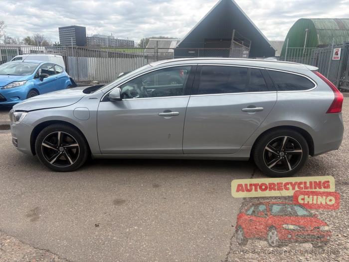 Volvo V60 I 2.4 D6 20V Plug-in Hybrid AWD Schrottauto (2013, Grau)