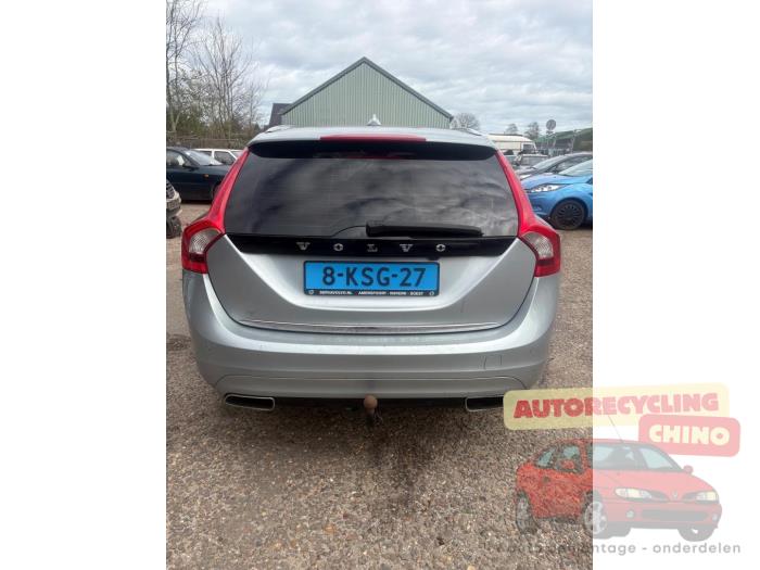 Volvo V60 I 2.4 D6 20V Plug-in Hybrid AWD Schrottauto (2013, Grau)