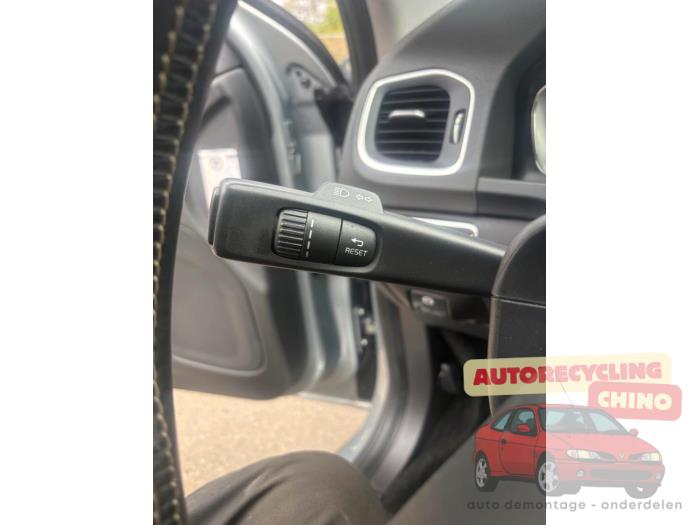 Volvo V60 I 2.4 D6 20V Plug-in Hybrid AWD Schrottauto (2013, Grau)