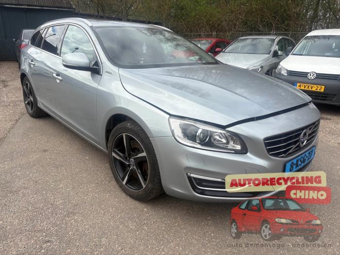 Volvo V60 I 2.4 D6 20V Plug-in Hybrid AWD Schrottauto (2013, Grau)