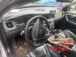 Volvo V60 I 2.4 D6 20V Plug-in Hybrid AWD Schrottauto (2013, Grau)