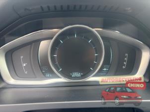 Volvo V60 I 2.4 D6 20V Plug-in Hybrid AWD Schrottauto (2013, Grau)